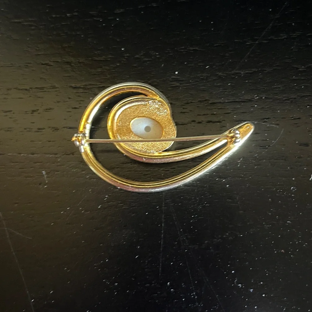 Vintage Gold Swoosh Brooch with large faux pearl